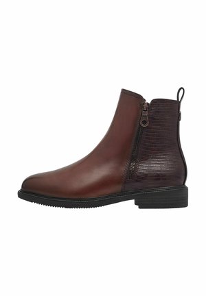 Bottes en cuir marron à la cheville avec une finition lisse et un panneau texturé à motif crocodile. Elles sont dotées d'une fermeture éclair sur le côté et d'un petit talon rectangulaire.