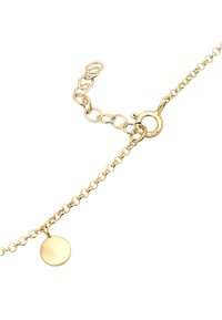 Goldkette-Armband mit einem kleinen runden Anhänger, ausgestattet mit einem Karabinerverschluss und strukturierten Gliedern. Glatte Oberfläche und zartes Design.