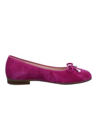 Bailarina de ante fucsia con punta redonda, pequeño tacón marrón y un lazo decorativo con acentos metálicos en la parte delantera. Textura suave, diseño sencillo.