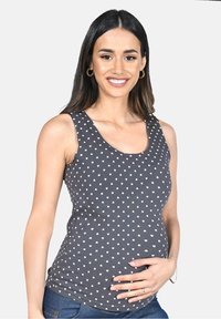 Graues Stilltanktop mit weißem Herzmuster, runder Ausschnitt und ärmellosem Design, aus weichem Baumwollmaterial.