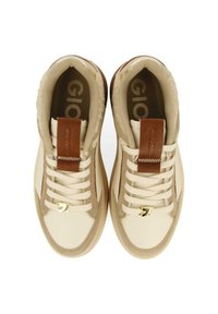 Zapatillas altas en beige con un upper suave y texturizado, acentos de cuero marrón, cordones planos y un detalle de logo dorado en el lateral.