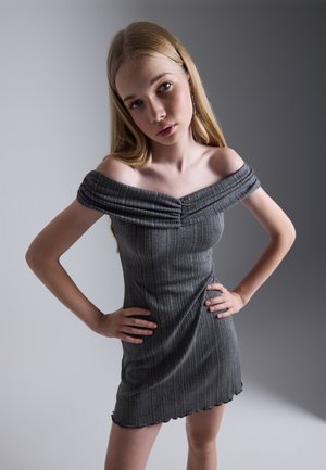Graues, schulterfreies, geripptes Kleid mit taillierter Passform, strukturiertem Stoff und welligem Saum.