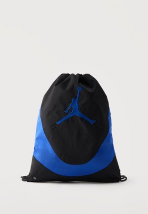 Sac à dos à cordon noir et bleu avec une silhouette bleue d’un joueur de basket dunkant au centre avant.