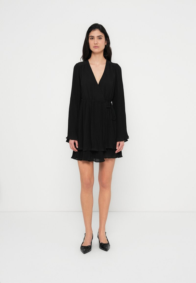 Μαύρο φόρεμα τύπου wrap με μακριά μανίκια, υφασμάτινη υφή και στρωματοποιημένη φούστα. Διαθέτει βαθύ V-neck και ζώνη στη μέση για ρυθμιζόμενη εφαρμογή.