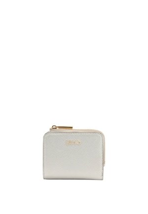 Cartera metálica de color plata con superficie texturizada, cierre dorado y logotipo embutido en la parte frontal. Forma rectangular compacta.