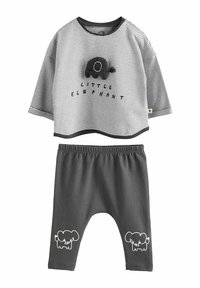 Twee-delig set met een zwart-witte gestreepte t-shirt met korte mouwen en een olifantenontwerp, en grijze elastische broek met olifantenaccenten.