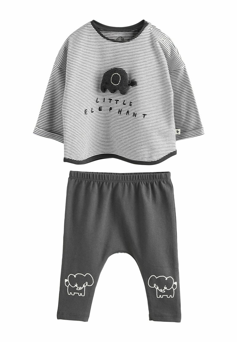 Twee-delig set met een zwart-witte gestreepte t-shirt met korte mouwen en een olifantenontwerp, en grijze elastische broek met olifantenaccenten.