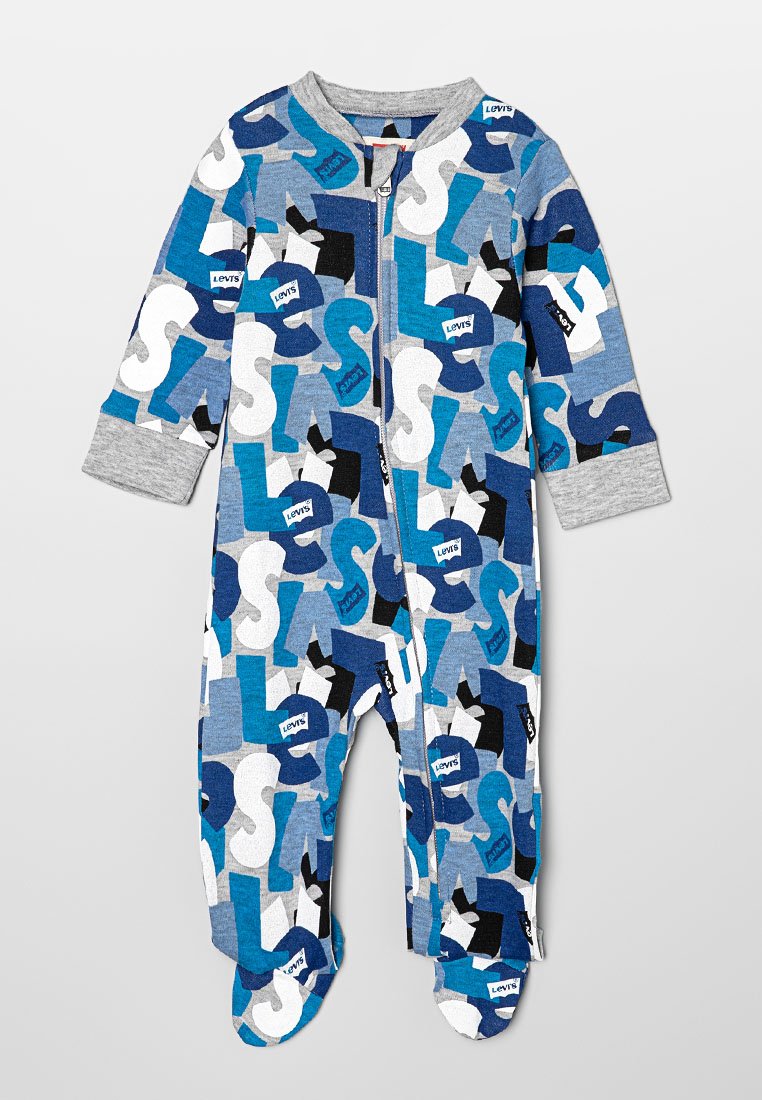 Blå och grå mönstrad overall med olika bokstäver och former, tillverkad av mjukt tyg med dragkedja fram och fotsydd design.