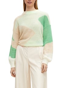 Sweter dziany w miękkich pastelowych kolorach: blady zielony, jasny beż i łososiowy. Luźny krój z szerokimi rękawami i swobodnym dekoltem.