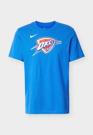 T-shirt blu a maniche corte con il logo degli Oklahoma City Thunder e uno swoosh bianco di Nike al centro davanti.