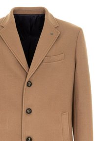 Blazer color cammello in una ricca miscela di lana. Caratterizzato da un colletto a revé, tre bottoni neri, una tasca sul petto e un interno in satin.