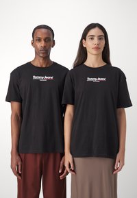 Tommy Jeans FLAG TEE UNISEX - Camiseta estampada - black