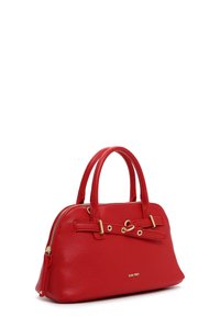 Bolso de mano de cuero rojo con doble asa, detalle de hebilla en tono dorado y cierre de cremallera, marcado con un pequeño logo dorado en la parte delantera.