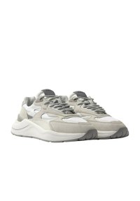 Sneaker in suede e pelle grigia con suola bianca chunky, caratterizzate da accenti grigi in contrasto, lacci rotondi e colli imbottiti.