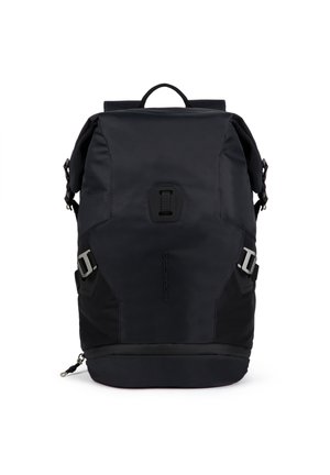 Zaino nero realizzato in tessuto resistente, con design roll-top, spallacci regolabili, tasche laterali in rete e dettagli in hardware argentato.
