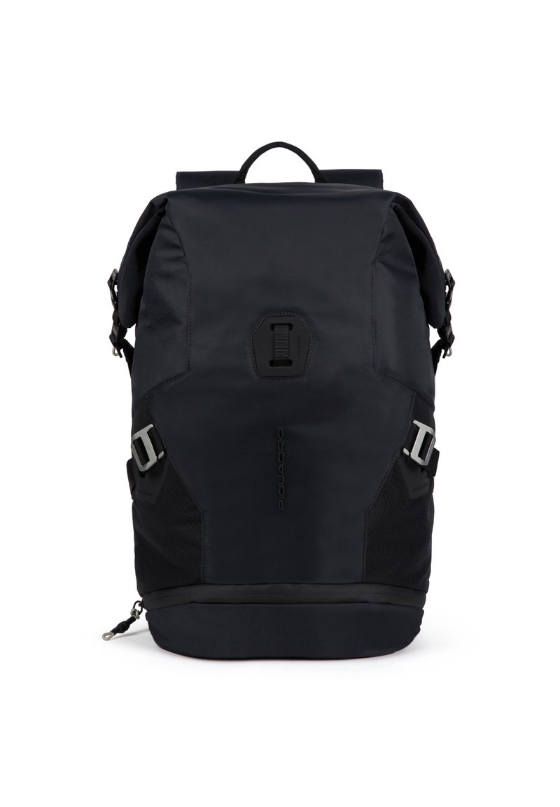 Zaino nero realizzato in tessuto resistente, con design roll-top, spallacci regolabili, tasche laterali in rete e dettagli in hardware argentato.