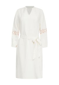 Witte jurk met lange mouwen, V-hals en strik in de taille. Heeft geborduurde accenten in zacht koraal op de mouwen. Lichtgewicht stof.