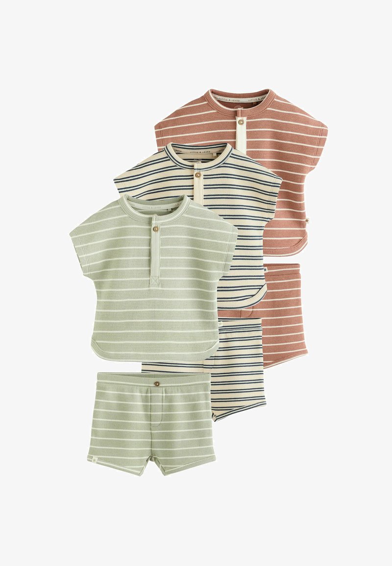 Trois chemises à manches courtes rayées et shorts assortis en vert, beige avec marine et rouille, chacune avec une patte de boutonnage au niveau du col.