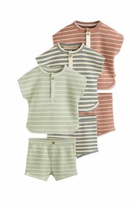 Set med fyra randiga barnkläder i grön, beige och rostfärgad färg. Innehåller kortärmade skjortor med knappar och shorts. Texturerad tyg.