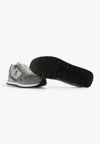Graue Wildledersneaker mit weißen Akzenten und Logo. Schwarze Gummi-Außensohle mit strukturiertem Muster. Schnürdesign mit gepolstertem Zungenbereich.