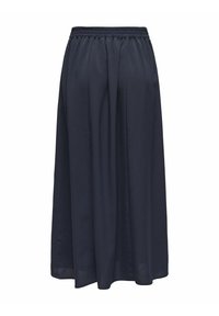 Jupe plissée navy avec une taille élastique, fabriquée en tissu lisse et léger. Silhouette en A, longueur genou avec un tomber fluide.