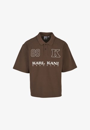 Brązowa koszulka polo z krótkim rękawem i kołnierzykiem zapinanym na guziki, białe napisy "89," "K" oraz "KARL KANI BROOKLYN" z przodu.