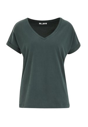 Tumedate roheline V-kaelusega T-särk, valmistatud pehmest puuvillast. Lühikesed keeratud varrukad ja lõdvestunud lõige. Ilma mustrite või märkimisväärsete aktsentideta.