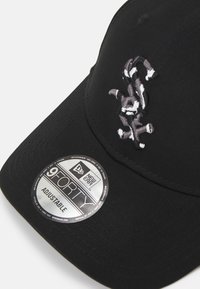 Schwarze Baseballmütze mit verstellbarem Riemen, aus strukturiertem Stoff und mit grauem und weißem Stickdesign. Enthält einen silbernen Markenaufkleber.