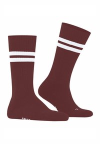 Un paio di calze crew color bordeaux con due strisce bianche orizzontali vicino alla parte superiore, texture a coste e piccole lettere bianche sui fondi.