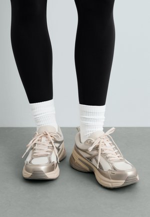 OYSHO, RUNNING TRAINERS - Baskets basses - off-white