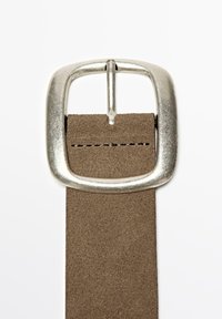 Bruine suède riem met een rechthoekige zilveren metalen gesp. De band heeft een gladde textuur met nette stiksels langs de rand.