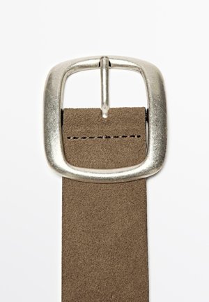 Brown suede Gürtel mit einer rechteckigen silbernen Metallschnalle. Das Band hat eine glatte Oberfläche mit ordentlichen Nähten entlang der Kante.