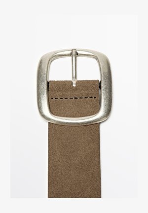 Bruine suède riem met een rechthoekige zilveren metalen gesp. De band heeft een gladde textuur met nette stiksels langs de rand.