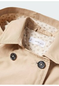 Beiger Trenchcoat-Kragen mit Knopfdetails. Innen hat er ein floral gemustertes Futter. Pflegeetikett ist sichtbar von innen. Baumwollmischgewebe.