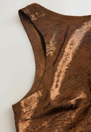 Brązowy metaliczny top bez rękawów o gładkiej fakturze, okrągłym dekolcie i subtelnym połysku. Szwy wykończone w prosty sposób z minimalnymi detalami.