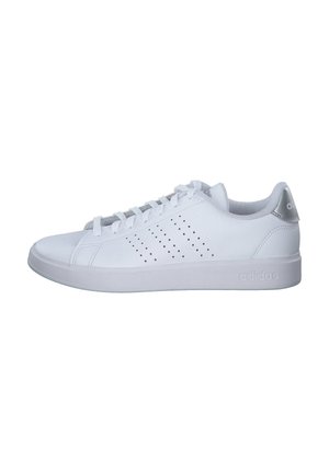 Białe niskie sneakersy Adidas z perforowanymi bocznymi paskami, wiązaniem z przodu i szarą wstawką na pięcie na białym tle.