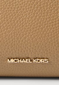 MICHAEL Michael Kors MOORE POUCHETTE - Sac à main - husk