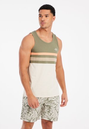 Groene katoen tanktop met horizontale oranje en beige strepen, gecombineerd met shorts met een bladpatroon in tinten groen en beige.