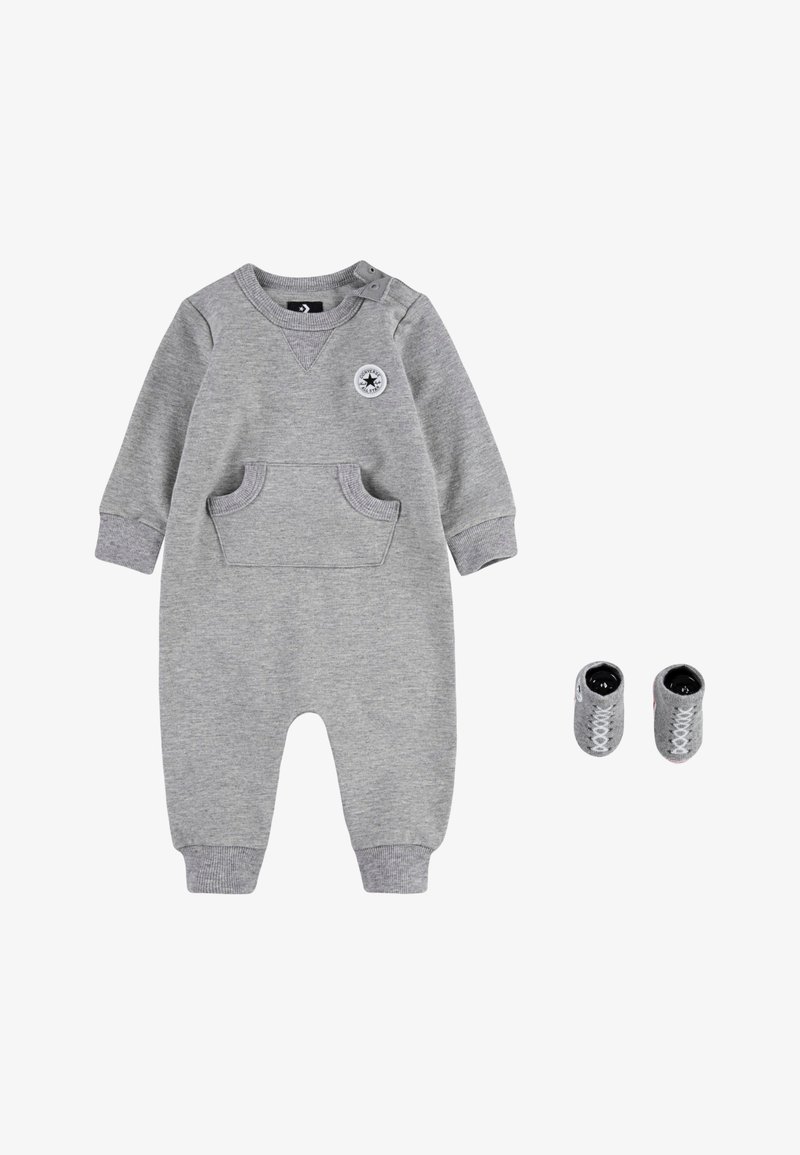 Siv pametni bodi z dolgimi rokavi, z V-izrezom, sprednjim žepom in gumbi za zapenjanje; vključuje usklajene sive copatke, zasnovane kot teniske.