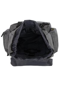 Šedý látkový batoh má velkou tmavou vnitřní část, nastavitelné popruhy a zipovou kapsu pro bezpečné uložení.