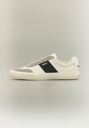 Hvite og lysegrå lave joggesko med svart sidepanel med "BOSS"-logo, teksturert gummisåle og beige lisser på nøytral bakgrunn.