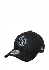 Schwarze Baseballmütze aus Stoff mit einem bestickten Manchester United-Logo auf der Vorderseite. Vorgebogenes Schild mit einem verstellbaren Größenetikett.