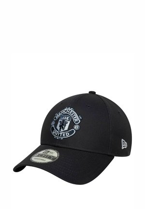 Casquette de baseball noire en tissu avec un logo brodé de Manchester United sur le devant. Visière incurvée avec une étiquette de taille ajustable.