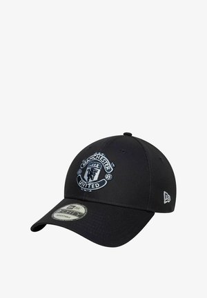 Schwarze Baseballmütze aus Stoff mit einem bestickten Manchester United-Logo auf der Vorderseite. Vorgebogenes Schild mit einem verstellbaren Größenetikett.
