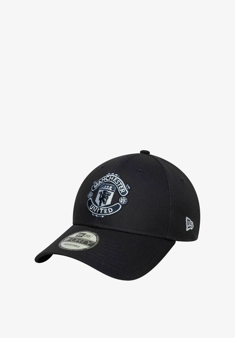 Schwarze Baseballmütze aus Stoff mit einem bestickten Manchester United-Logo auf der Vorderseite. Vorgebogenes Schild mit einem verstellbaren Größenetikett.