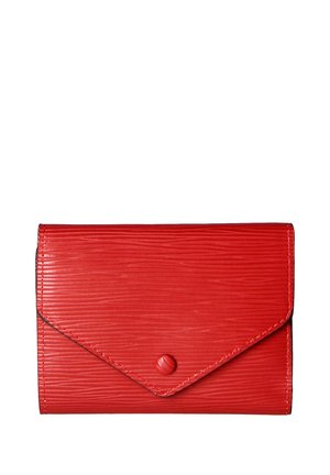 Rode gestructureerde leren portemonnee met een flapsluiting, voorzien van een ronde knop en een ribbelpatroon. Compact rechthoekige vorm.