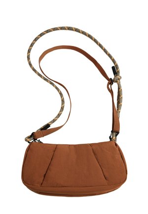 Bruine stoffen schoudertas met ritssluiting en verstelbare band met een zwart, beige en oranje geruit patroon.