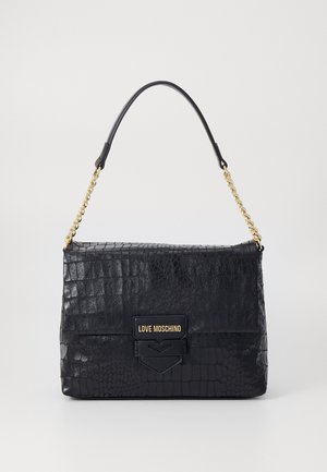 Borsa in pelle nera con effetto coccodrillo, dotata di una tracolla in catena dorata e una chiusura rettangolare magnetica. Presenta un logo in rilievo e una superficie liscia.
