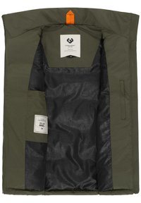 Olivgrüne gepolsterte Jacke mit einem dunklen gemusterten Futter. Verfügt über einen orangefarbenen Ziehriemen, Etiketten und Reißverschlusstaschen auf der Innenseite.
