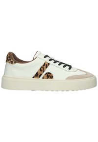 Weiße Leder-Sneaker mit Akzenten im Leopardenmuster, schwarzen Schnürsenkeln und einem strukturierten, tanfarbenen Kragen. Sie haben eine klobige, cremefarbene Sohle.